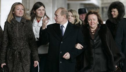 Старшая дочь Путина за 30 лет сменила семь фамилий