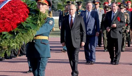 Путин возложил цветы к монументу погибшим морякам с подлодки &laquo;Курск&raquo;