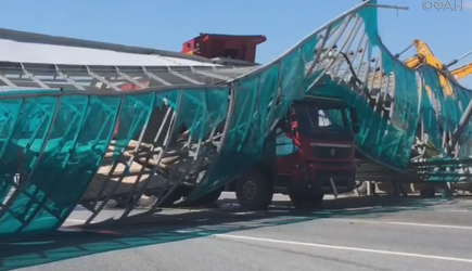 Названа причина ДТП с врезавшимся в мост грузовиком в Подмосковье