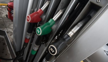 Россия вошла в десятку стран с самым дешевым бензином