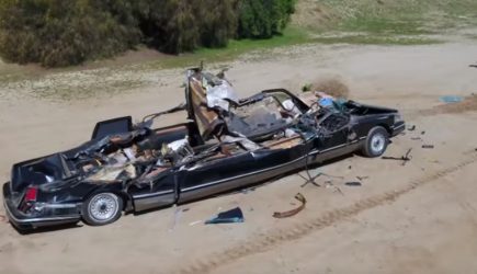 Шварценеггер эффектно раздавил девятиметровый лимузин личным танком