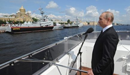 Путин в День ВМФ поприветствовал с катера экипажи боевых кораблей в Кронштадте