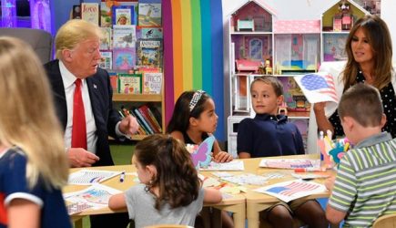 Красный, белый, синий. Кажется, Дональд Трамп забыл, как выглядит американский флаг