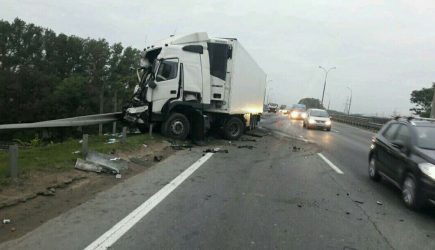 Ужасная авария! ВИДЕО. Фура на полном ходу врезалась в стелу