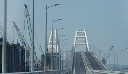 Почему эвакуируют автомобили с Крымского моста?