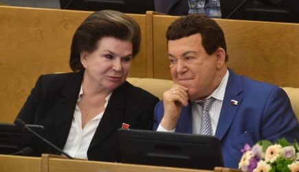 Терешкова держала за руку безутешную вдову у гроба Кобзона