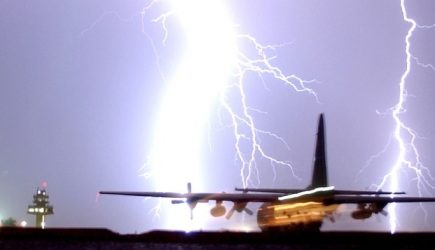 Шокирующее видео посадки самолета в эпицентре урагана