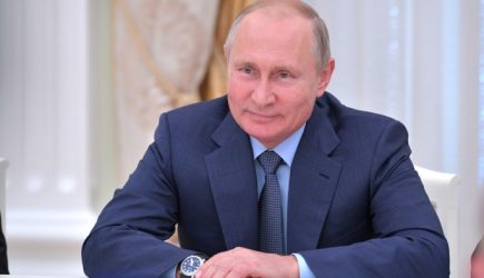 Красотки взяли в окружение обаятельного Путина