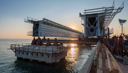 Военные корабли Украины прорвались к Крымскому мосту