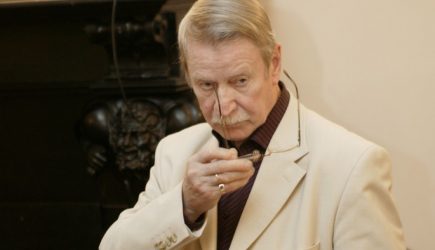 Краско рассказал о постельных хлопотах с молодой женой на Первом канале