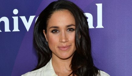 Меган Маркл спрятала живот под кошмарным платьем