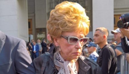 Изменившуюся до неузнаваемости Моргунову держали под руки у гроба Кобзона