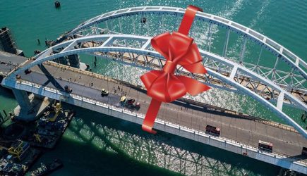 Шикарный подарок: Крымский мост передан Украине