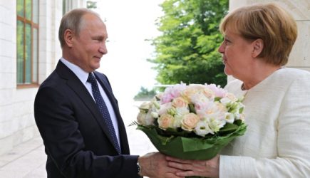 Это еще цветочки: раскрыт секрет подарка Путина для Меркель