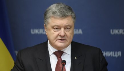 Порошенко после избиения выкинут на улицу