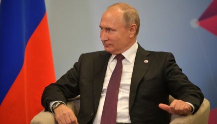 Путин заглянул за лекарствами в питерскую аптеку
