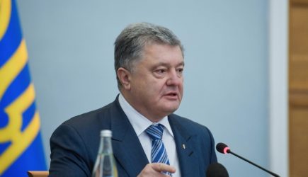 Порошенко заявил, что на Украине ограничат права россиян