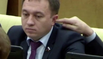 На&nbsp;заседании Госдумы депутат засунул палец в&nbsp;ухо&nbsp;коллеге