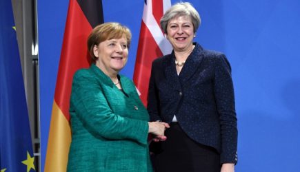 «Хромая утка» Меркель поплакалась бедолаге Мэй