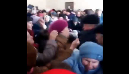 Украинцы устроили массовую драку из-за &laquo;бесплатных подачек&raquo; Ляшко