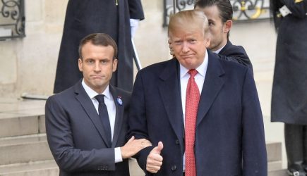 Макрон нелепо оправдался за унижения от Трампа