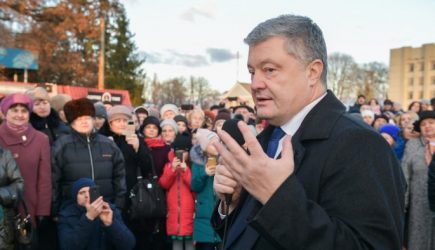 Алчный Порошенко решил заработать на военном положении