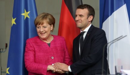 Опытная Меркель сдалась под напором страстного Макрона