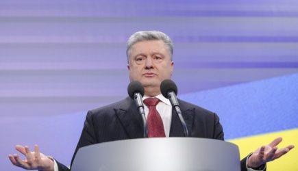 Известный политик прилюдно набросился на Порошенко