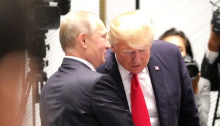 Трусливого Трампа распекли за бегство от Путина