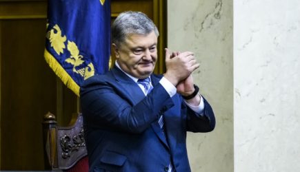 Неучу Порошенко предложили купить азбуку