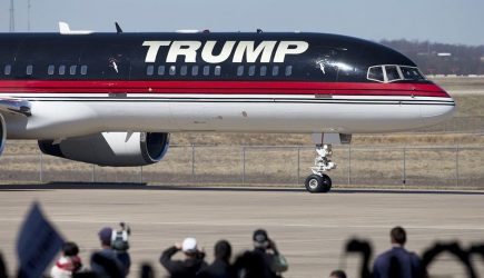 Двухмоторный самолет столкнулся с &laquo;Боингом&raquo; Трампа