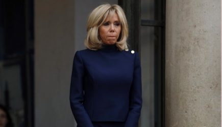 Бойкая старушка Макрон показала стройные ножки