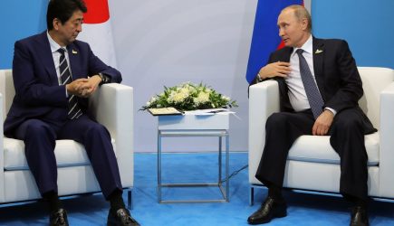 В Кремле оценили возможность автоматической передачи Курил Японии