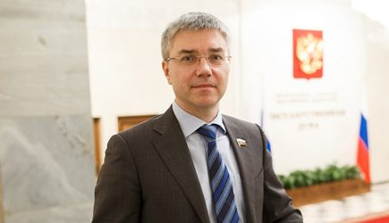 Депутат Ревенко поздравил молодых хоккеистов Москвы