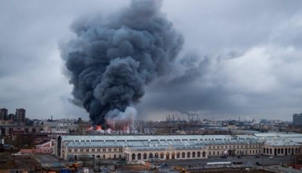 Петербуржцы публикуют фото горящего гипермаркета «Лента»