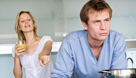 Жалеют себя и пьют: шведская журналистка назвала российских мужчин &laquo;ослабшими&raquo;