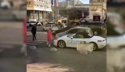 В центре Киева блондинка топором изуродовала Porsche