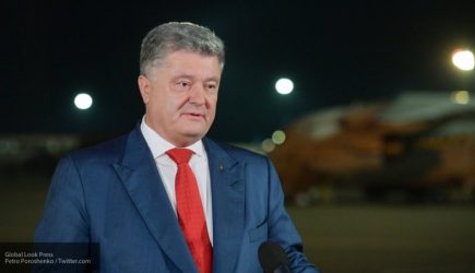 Порошенко не хватило места за столом Путина и Трампа