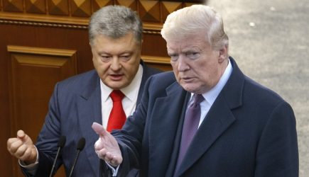 Жалкий Порошенко упал на колени перед Трампом