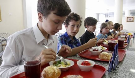 Школьная еда 2.0: рестораны, безналичный расчет и правильное питание