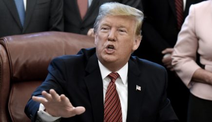 «Лизун Трамп» с оранжевым лицом шокировал американцев (видео)