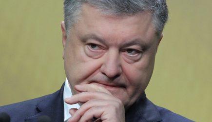 На Украине разразился скандал из-за фото священника на билборде Порошенко