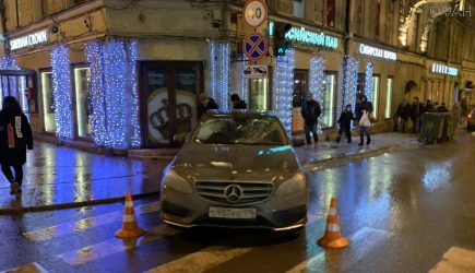 В центре Петербурга автомобиль въехал в толпу пешеходов