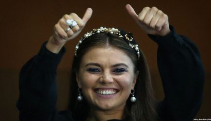 Кабаева появилась на публике с детьми и обручальным кольцом