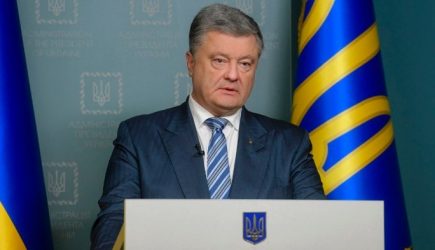 Порошенко исчез после заявления о порочной связи с Зеленским