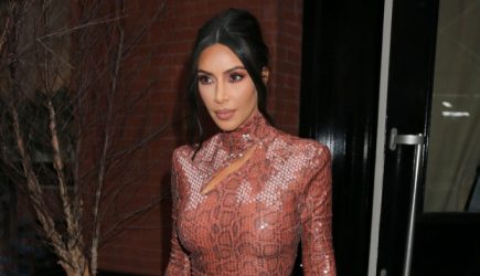 Известная модель шокировала «голым» платьем