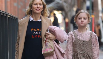 Сын голливудской актрисы вышел на публику в женской одежде