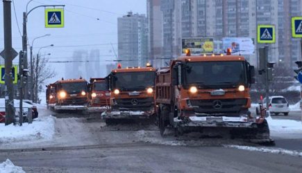 В Петербурге трактор задавил ковшом женщину во время уборки снега