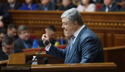 «Зеленского то боится»: в Сети высмеяли слова Порошенко о «хихикающем с Путиным» президенте