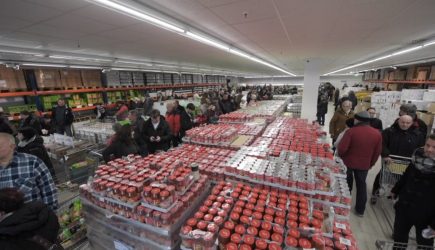 Немцы сметают товары с полок русских магазинов в Германии